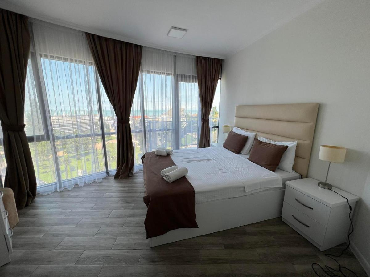 Holiday Lux Tower Batoemi Buitenkant foto
