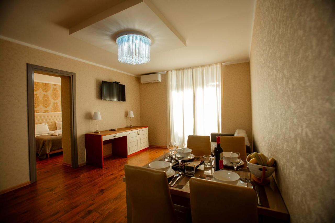 Holiday Lux Tower Batoemi Buitenkant foto