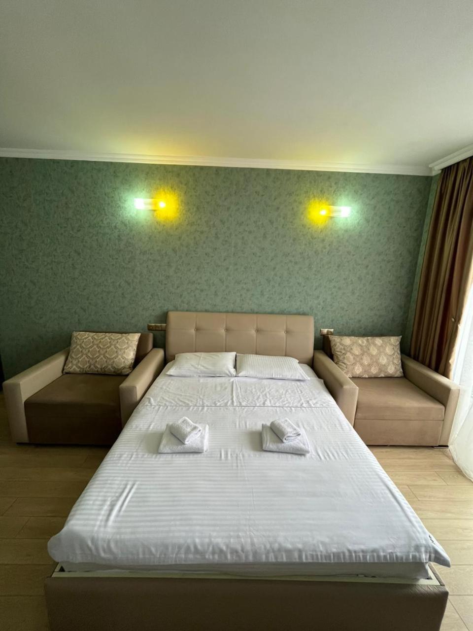 Holiday Lux Tower Batoemi Buitenkant foto