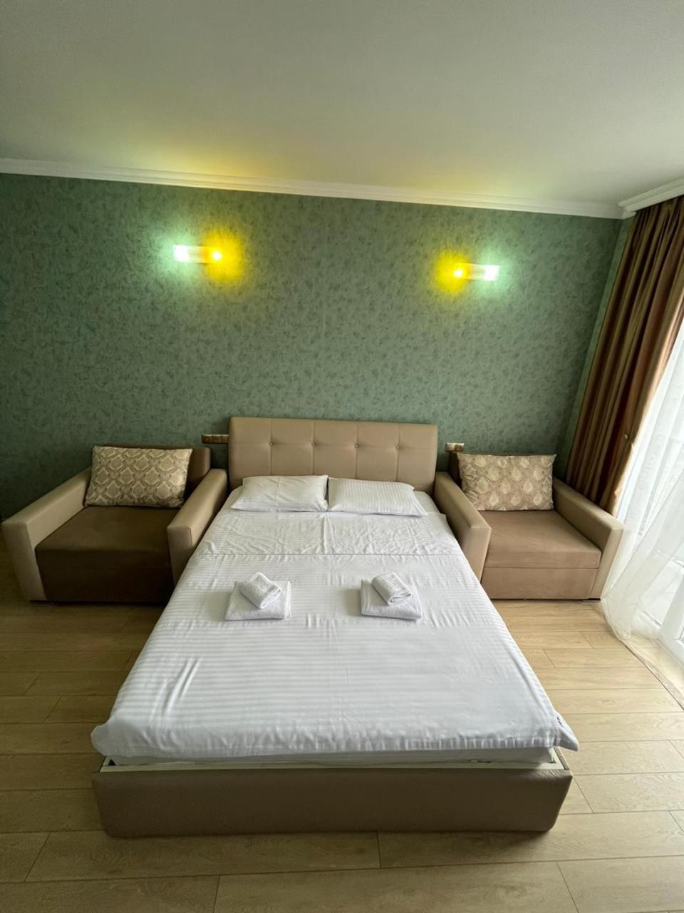 Holiday Lux Tower Batoemi Buitenkant foto