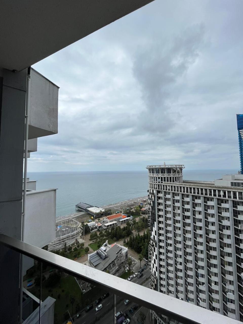 Holiday Lux Tower Batoemi Buitenkant foto