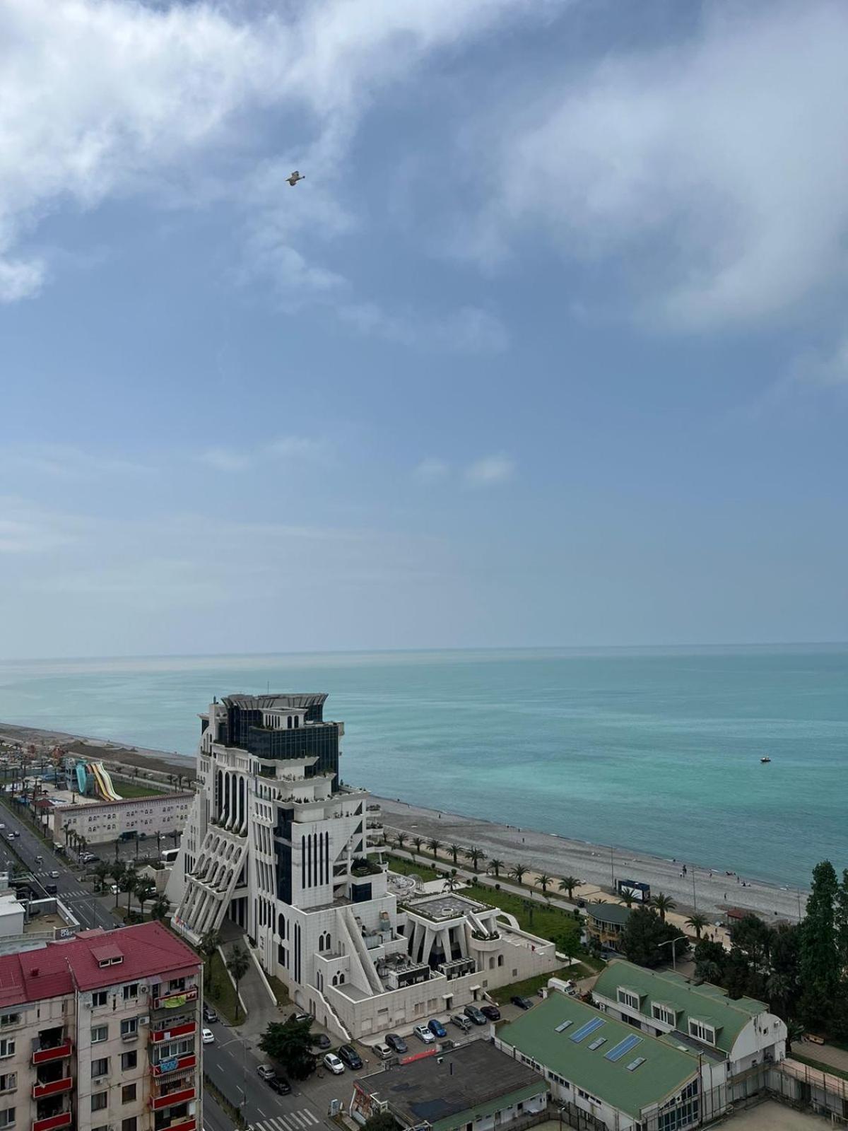 Holiday Lux Tower Batoemi Buitenkant foto