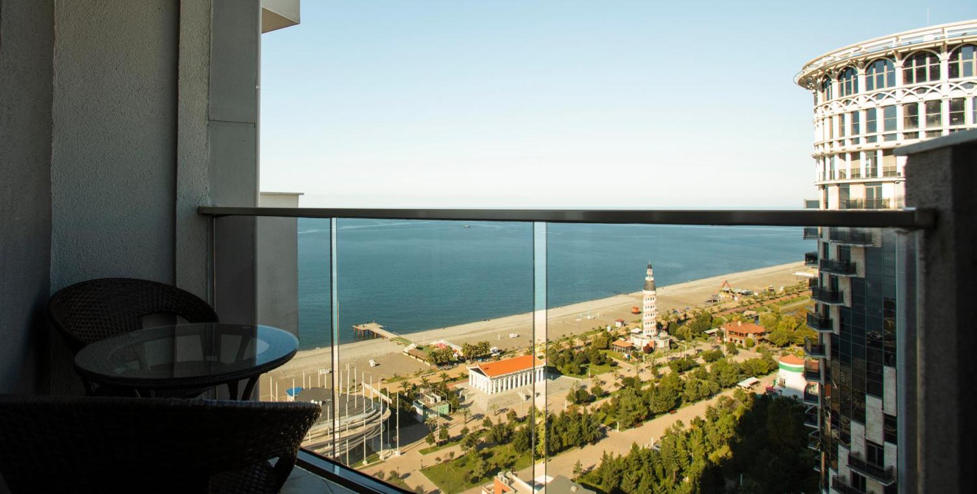 Holiday Lux Tower Batoemi Buitenkant foto