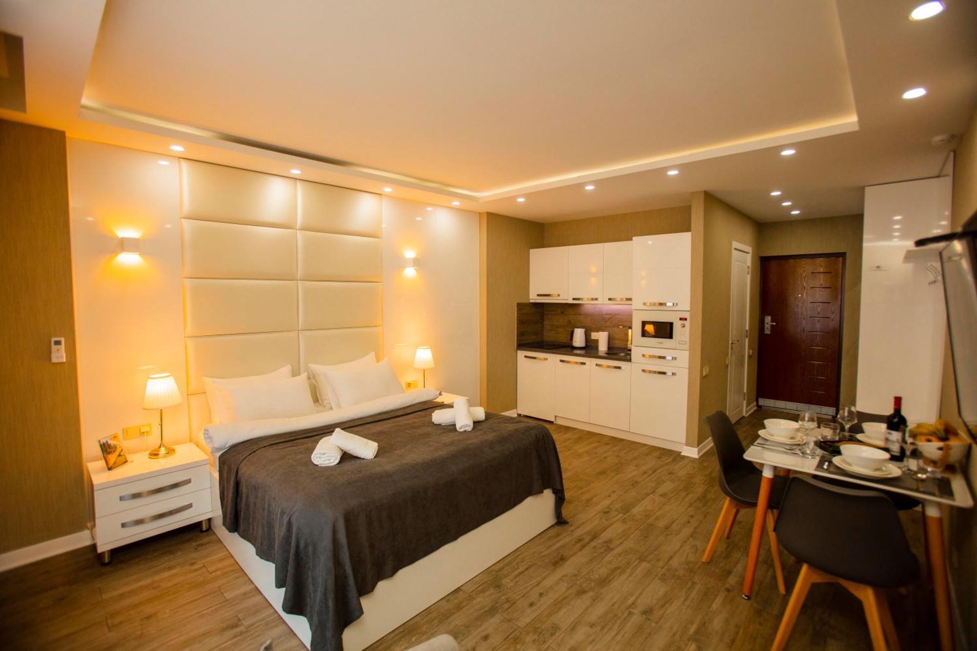Holiday Lux Tower Batoemi Buitenkant foto