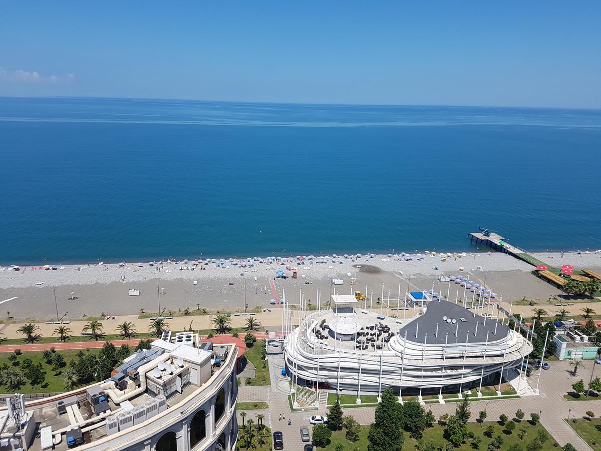 Holiday Lux Tower Batoemi Buitenkant foto