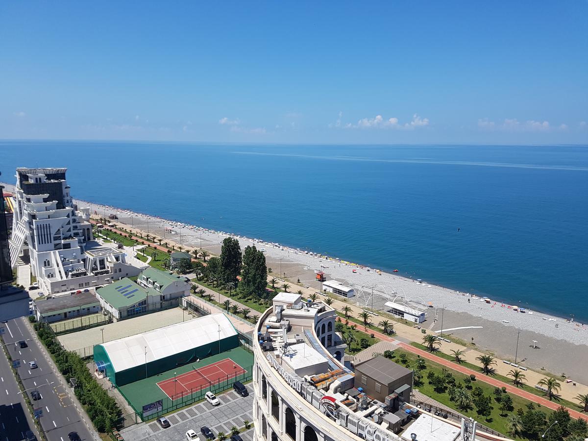 Holiday Lux Tower Batoemi Buitenkant foto